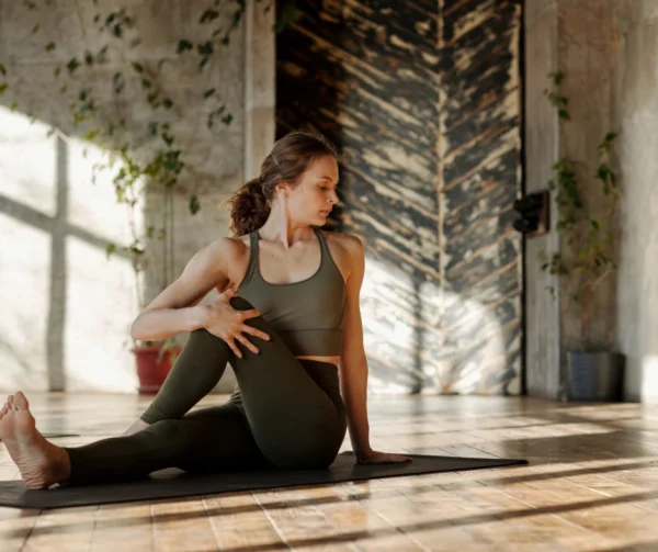 Mujer realizando estiramientos