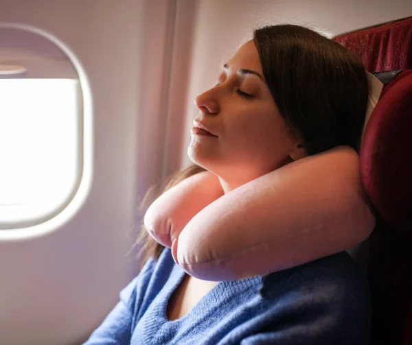 Mujer con dolor de cuello de viaje