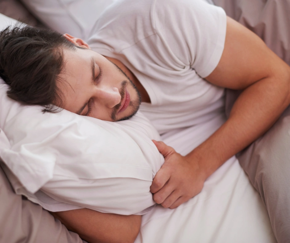 Hombre durmiendo para mejorar la recuperación muscular