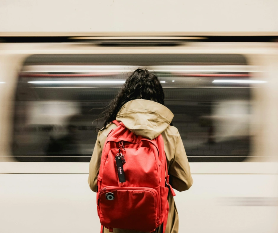 Mujer con una mochila roja cómoda