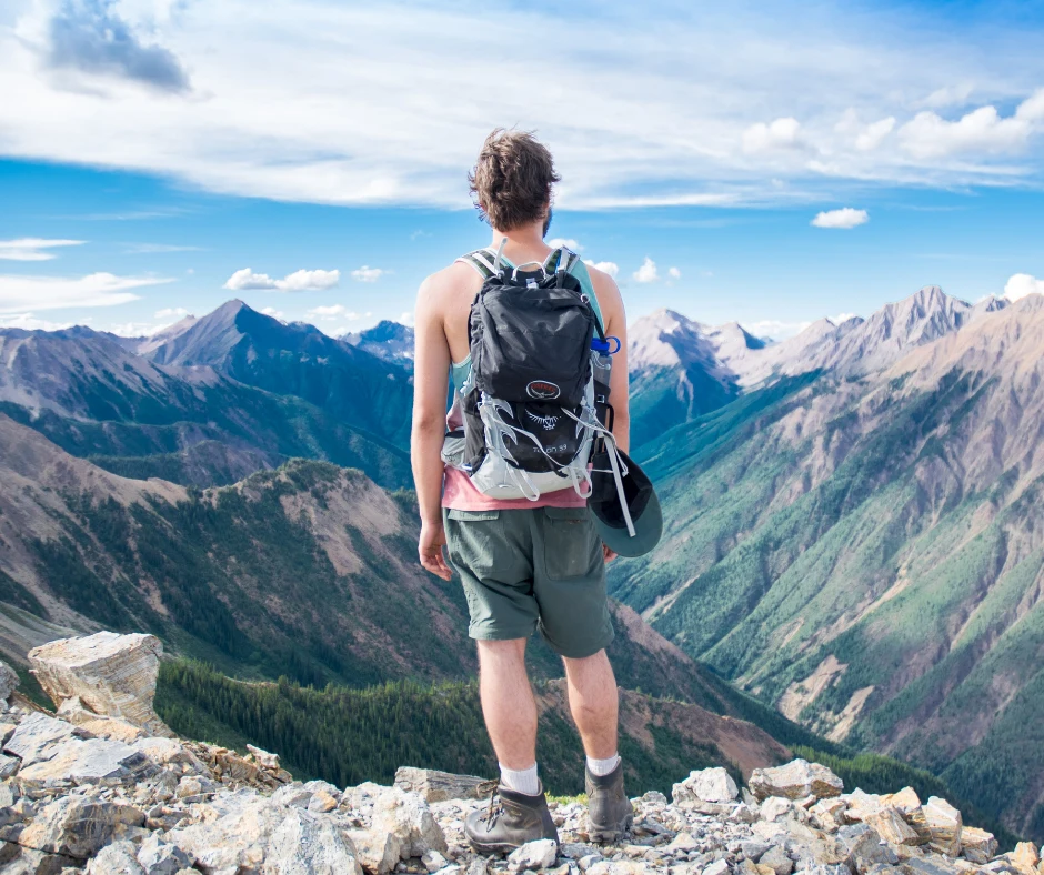 Hombre con una mochila ergonómica