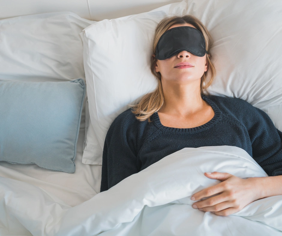 mujer durmiendo con un antifaz