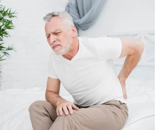 hombre mayor con bursitis de cadera