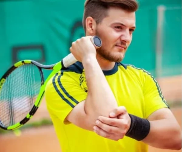 hombre padeciendo Codo de Tenista