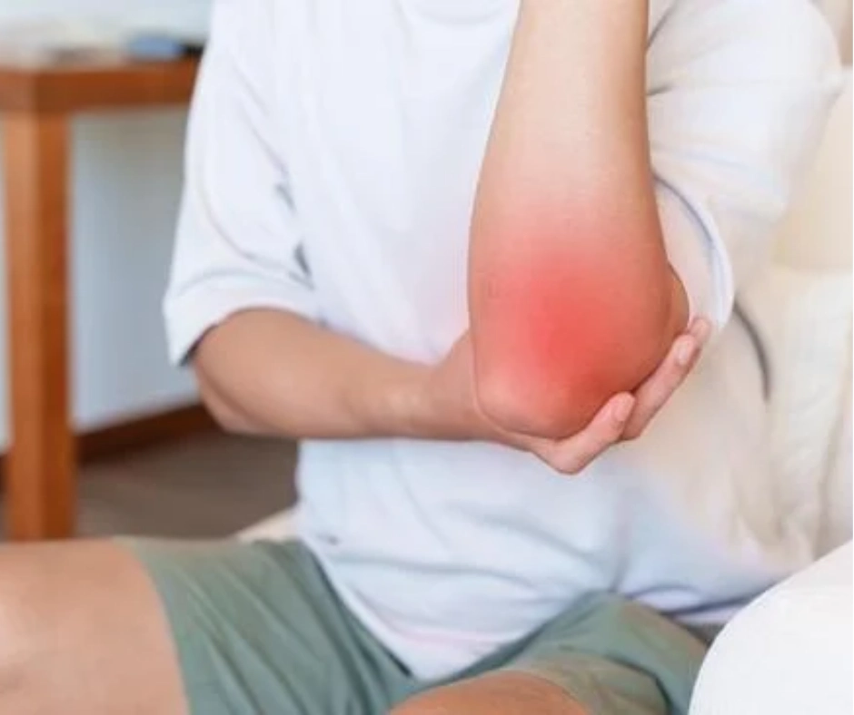 hombre que padece epicondilitis lateral