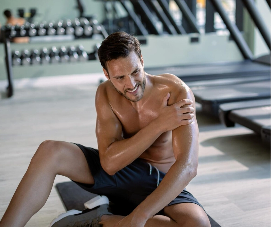 hombre con sobrecarga muscular