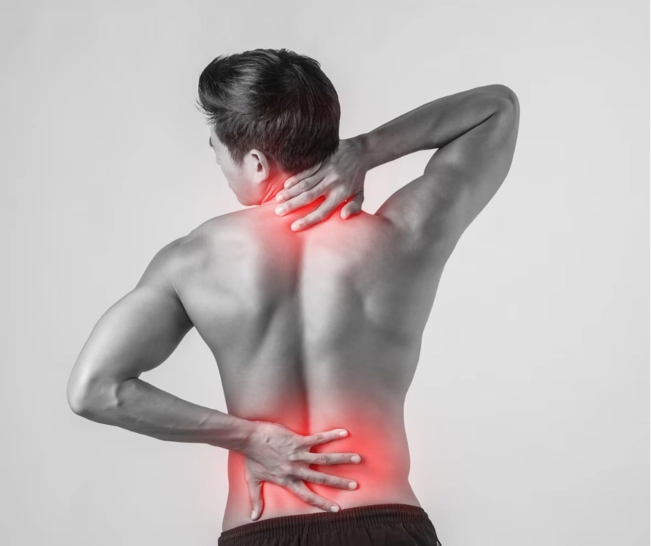 Hombre con sobrecarga muscular